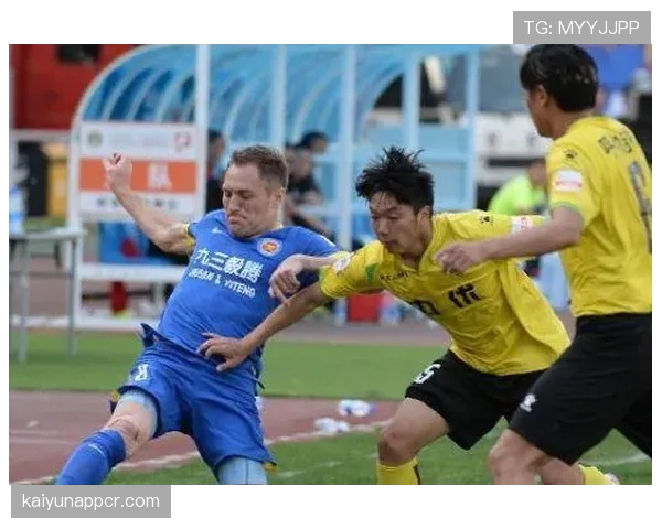 助理裁判举旗判罚时机，如何准确把握越位与犯规界限？